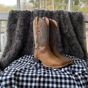 NWOT Ariat Round Up Size 6B